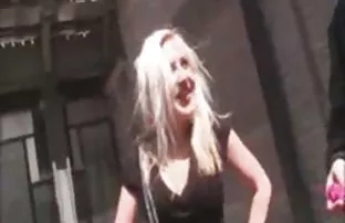 XXX Tự mãn chó phép kéo nó trong hai khẩu súng và tự