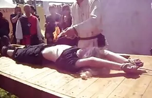 XXX Hai cô gái tóc vàng đẹp bằng một chàng trai