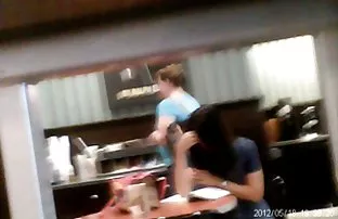 XXX Tên cướp khoảng một gà trẻ trong âm đạo