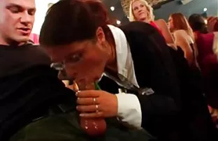 XXX Đẹp trẻ gà trong rừng cho thấy sự quyến rũ của