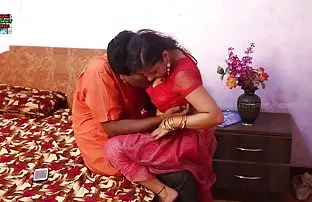 XXX Trong vựa cỏ thiếu lấy một cao su lớn ass