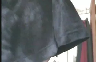 XXX Hạ xuống quần jean và nhảy trên dương vật của bạn trai của cô