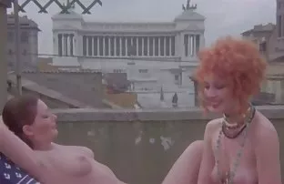 XXX Một người phụ nữ trung niên tuổi, cậu bé bolt trong xe