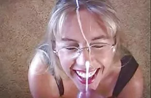 XXX Con khốn chó trẻ nhồi mình với một dương vật,