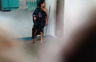 XXX Hạ xuống quần jean và đưa tay vào mông