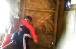 XXX Thông qua một cái lỗ trong quần, con trai của nga