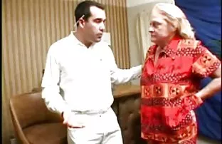 XXX Nga cất cánh trên đường cao tốc và cô ta trên mui xe