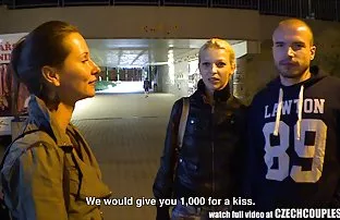 XXX Sex trong khối lập phương trong suốt in the middle of the street