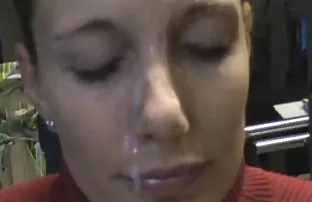 XXX Con điếm trong gọi phục nhảy trên thân cây của khách hàng và mặt